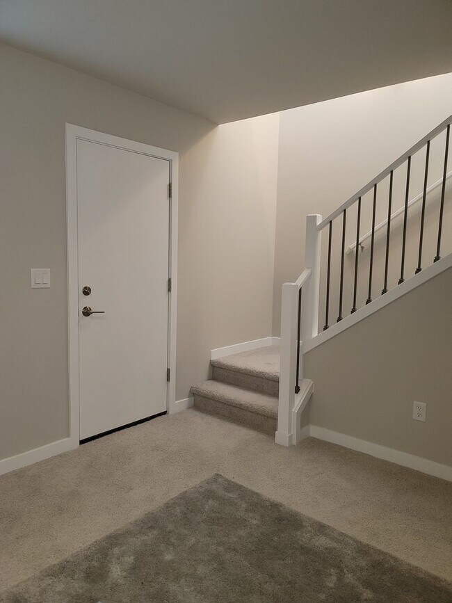 Building Photo - Stunning Tri Level 3/2.5 Townhome in the G...
