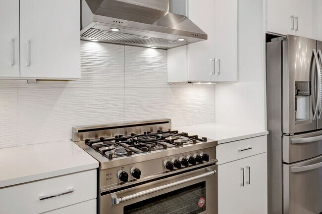 Building Photo - Modern living in Salemtown!