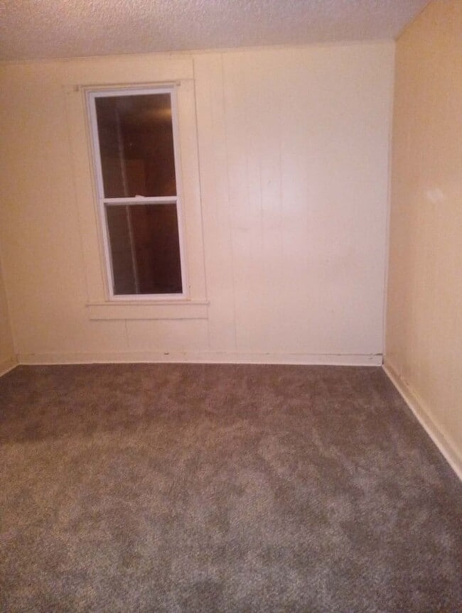 Building Photo - Act Fast - 2 Bedrooms Don't Last Long - Chanute KS