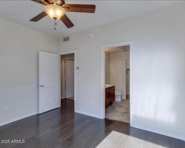 Building Photo - 525 W Lakeside Dr