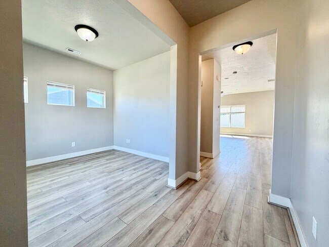 Building Photo - 673 W Beth Cir