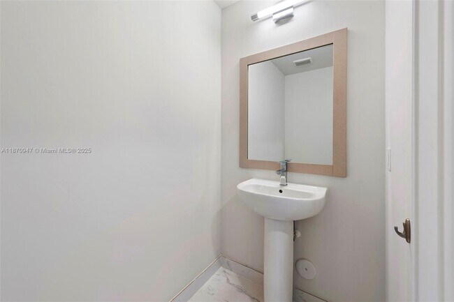 Building Photo - Distinctive 3-Bedroom Garden Villa in Aven...