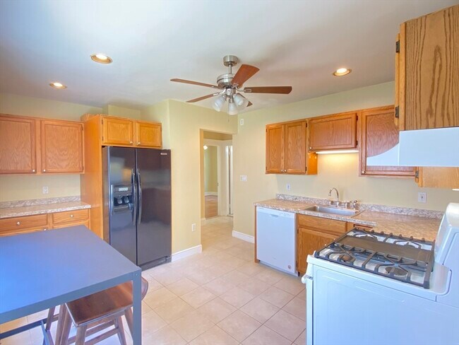 Building Photo - 39 Davis Rd