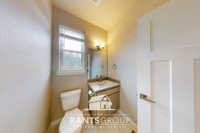 Building Photo - Modern 3-Bed Home in Steilacoom Ridge w/ AC, Fenced Yard and Easy Commute to JBLM!
