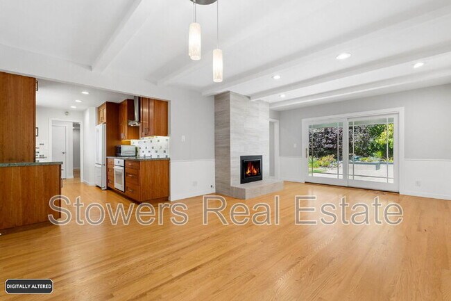Building Photo - 1099 Larch Ave