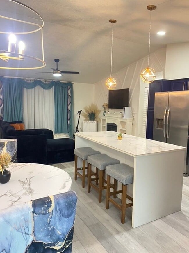 Building Photo - Spacious 3BR with bonus office space