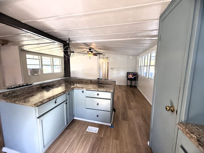 Building Photo - BEAUTIFULLY REMODELED 3 BED 1.5 BATH ON DO...