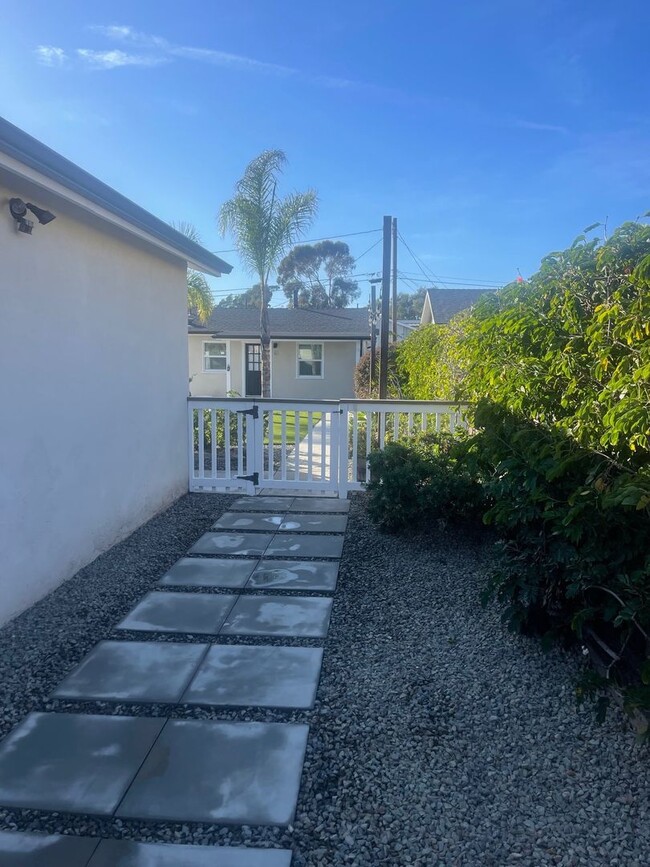 Building Photo - Beautiful Remodeled House with large yard ...