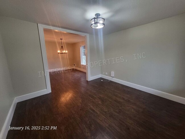 Building Photo - Super Cute 2bd Ranch Style Hillsboro home w/Garage, w/d hookups and yard!