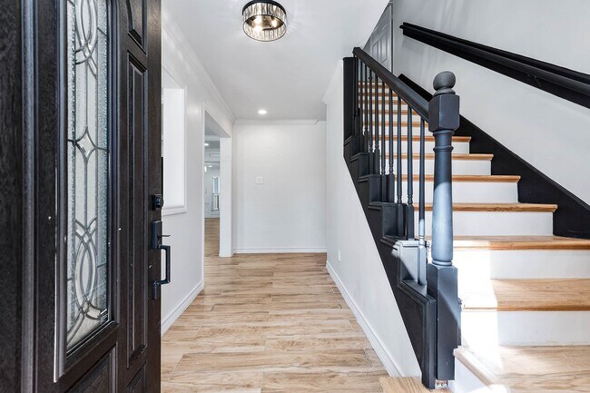 Building Photo - 3511 Tree Ln