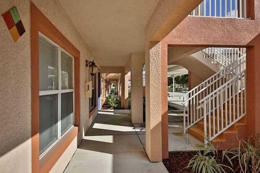 Building Photo - Santa Barbara Villas - Move in Special