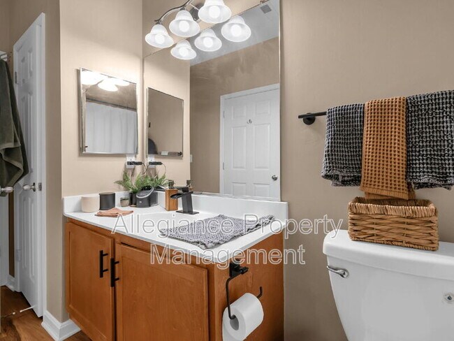 Building Photo - 4852 Eisenhower Ave