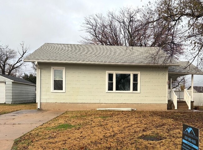 Building Photo - Recently remodeled 2 bedroom, 1 bathroom home