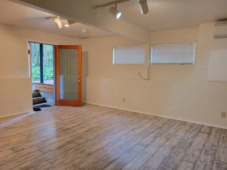 Building Photo - 160 Foxfield Dr