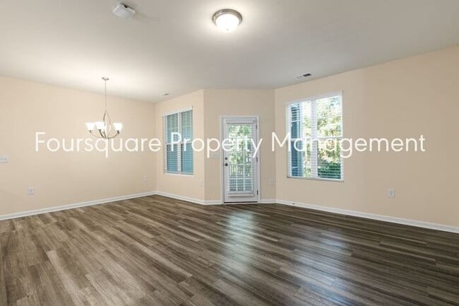 Building Photo - Townhome| Screened -In Back Porch |One Car...