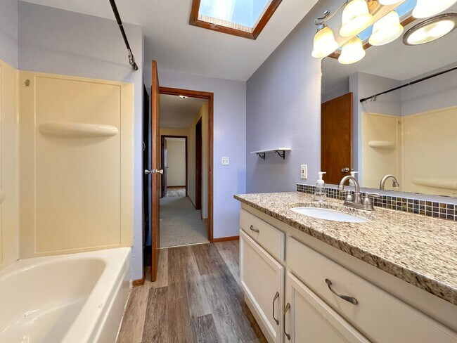 Building Photo - 3bd/1ba Redmond Home