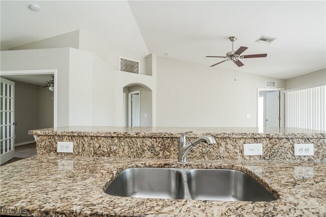 Building Photo - 769 Gaylord Ave S