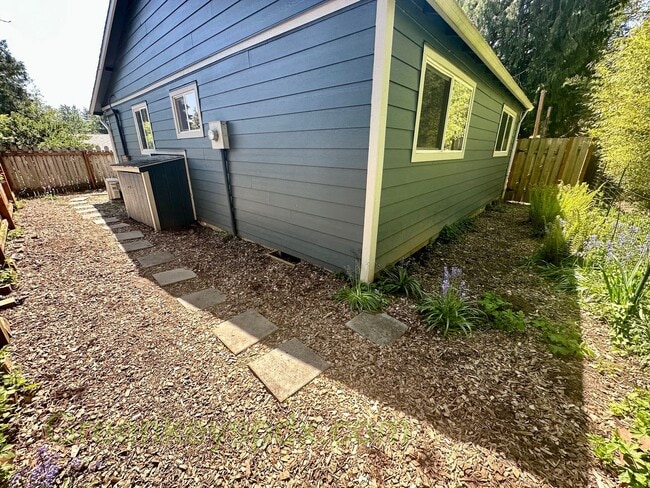 Building Photo - Awesome 2-Bedroom Condo Near Multnomah Vil...