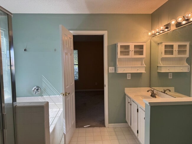 Building Photo - Three Bedroom Ranch in Cornelius