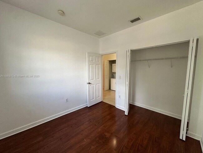 Building Photo - 2641 NE 4th St