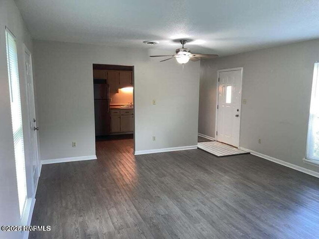 Building Photo - Beautiful 3 Bedroom Home-210 Country Rd. $...