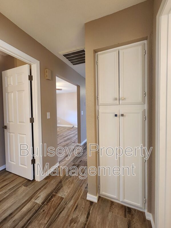 Building Photo - 143 S Doran