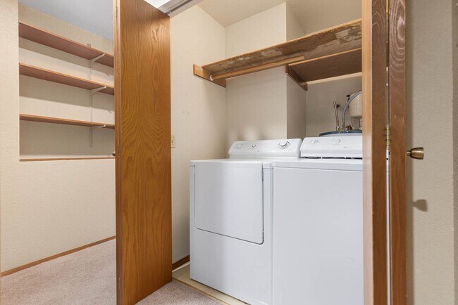 Building Photo - 2 Bedroom 2 Bathroom Condo Near Downtown Kirkland