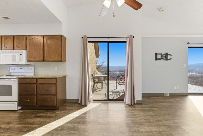 Building Photo - 161 W 950 S