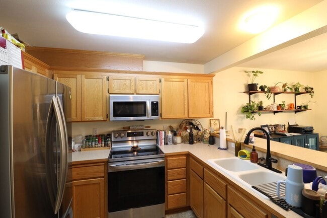 Building Photo - 2 Bed 2 Bath - Condo - W/S/G Included - Pet Friendly - NAS Whidbey