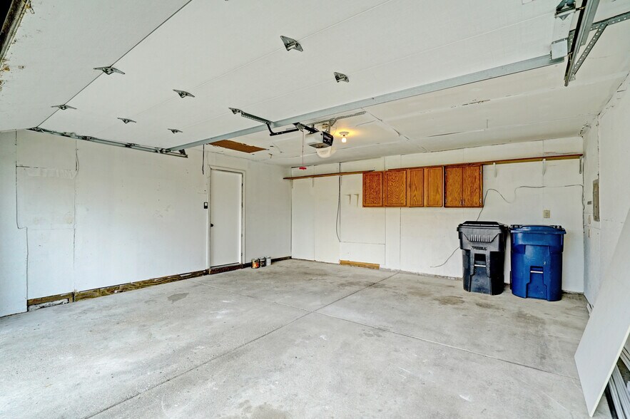Garage - 626 Woods Crossing Dr