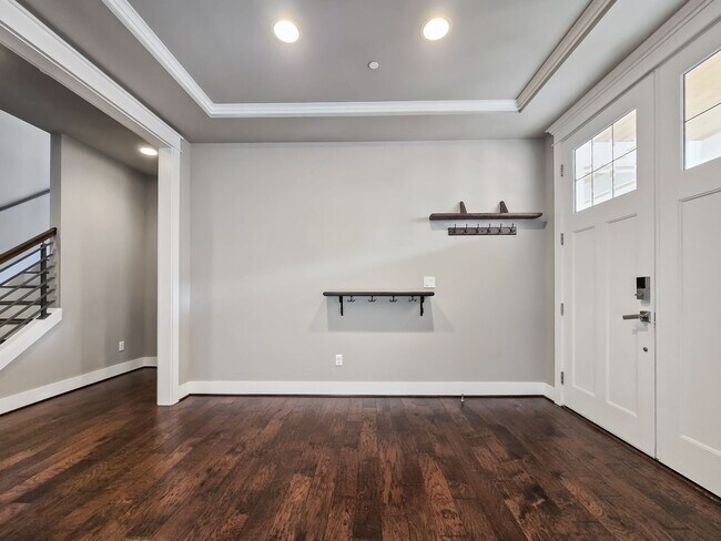 Building Photo - Modern 5-Bedroom Kirkland Home with Solar ...