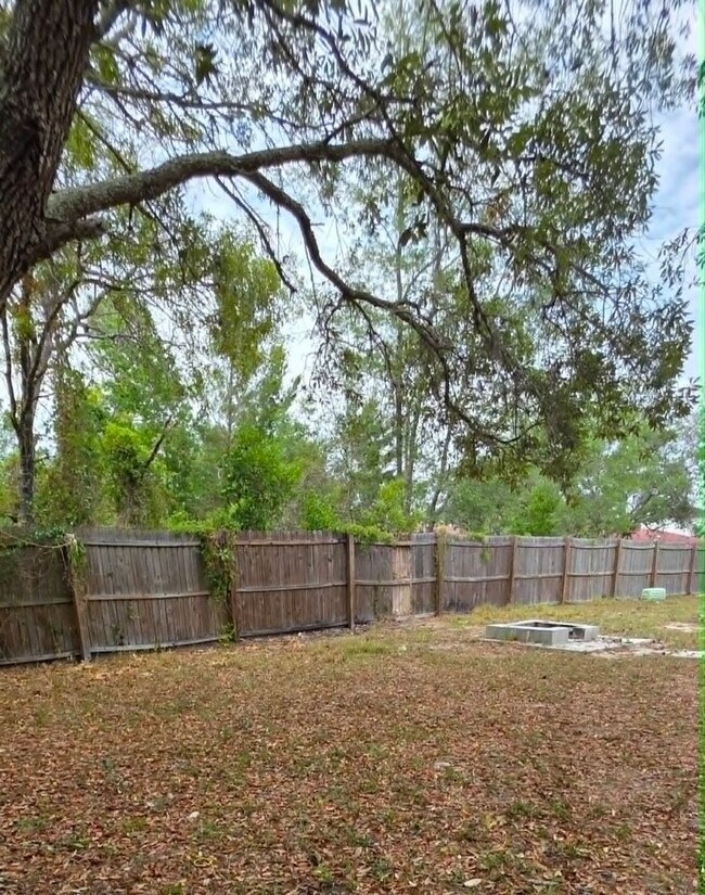 Building Photo - Spacious 3BR Home with Florida Room & Fenced Backyard