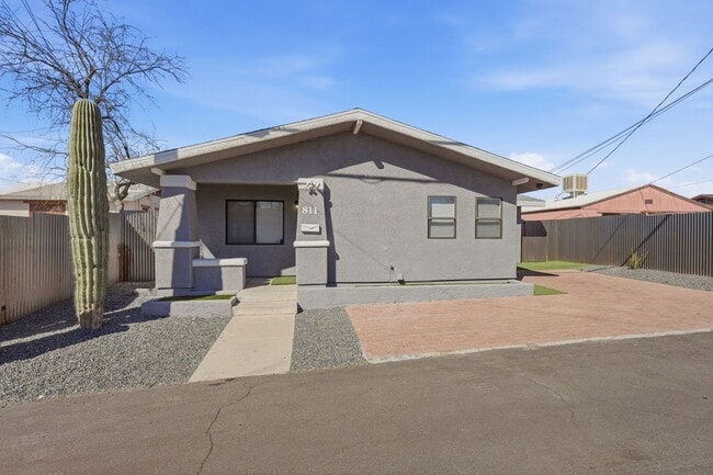 Building Photo - 811 E Caddie St