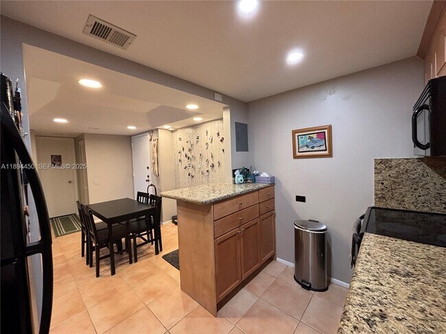 Building Photo - 3650 Inverrary Dr