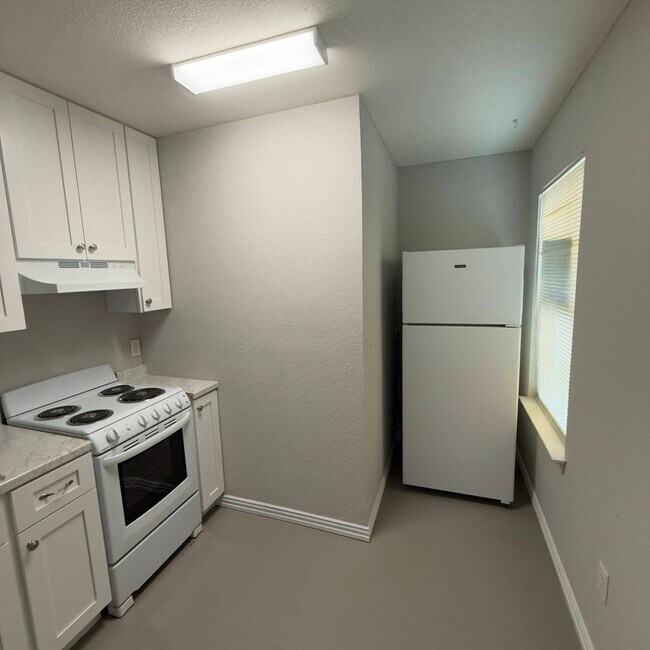 Building Photo - $300 Off 1st Full Month!* All Utilities In...