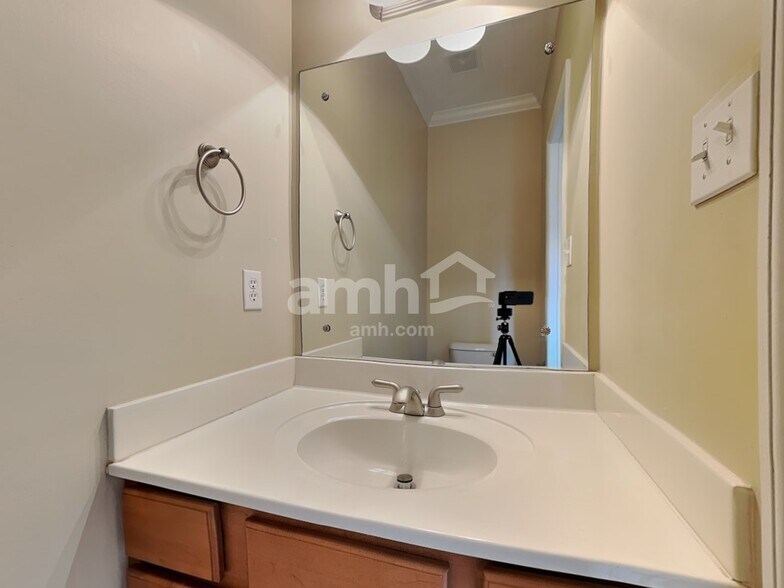 Building Photo - 1641 Silver Oak Ln