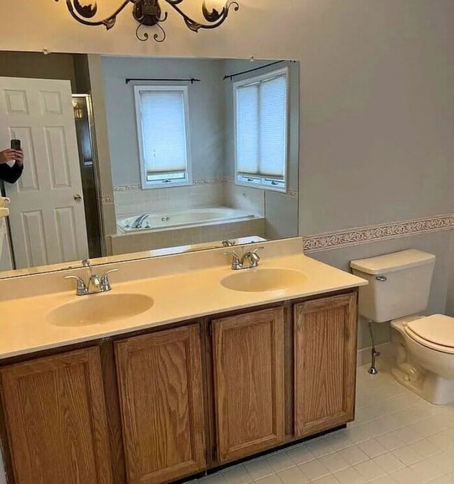 Building Photo - 2 Bedroom 2.5 bath End-Unit Orchard Valley Townhome in Kennett Square