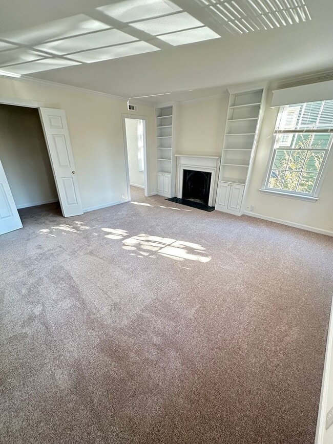 Building Photo - 503 Newport Ave