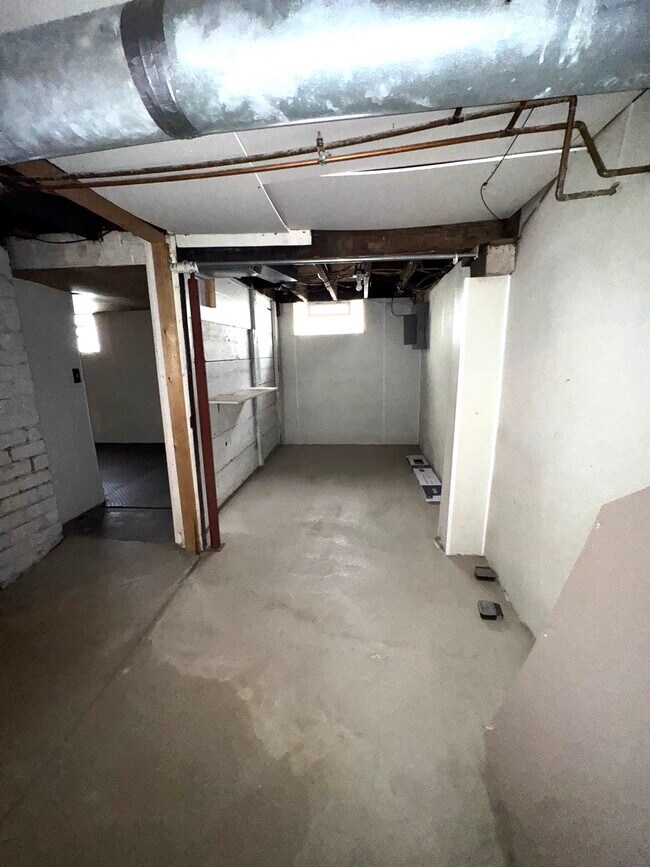 Building Photo - 567 N Walnut St