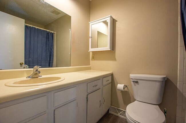 Building Photo - 3 Bedroom / 2 Bath Home in Millard!