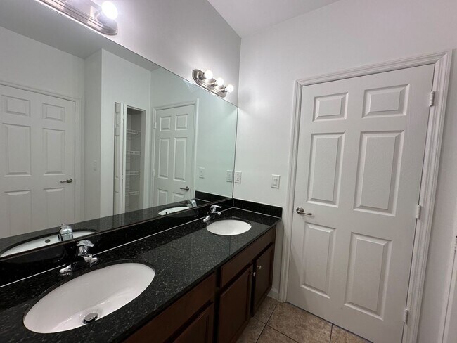 Building Photo - 1045 Villas LLC (1035 NE 10th Ave)