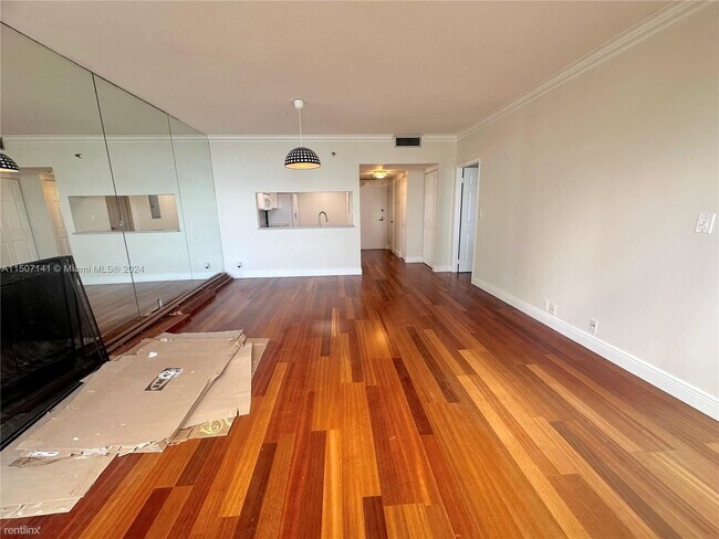 Building Photo - 1 br, 1.5 bath Condo - 520 Brickell Key Dr...