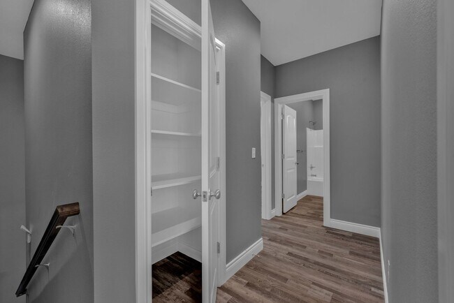 Building Photo - Brand New 2-Bed/3-Bath Townhouse in Joplin...
