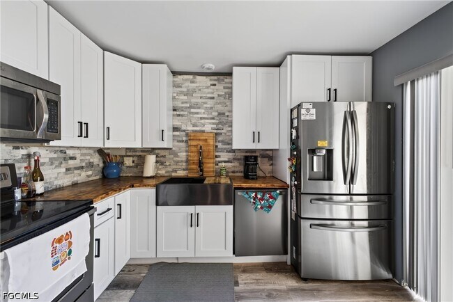 Building Photo - 5240 Cedarbend Dr