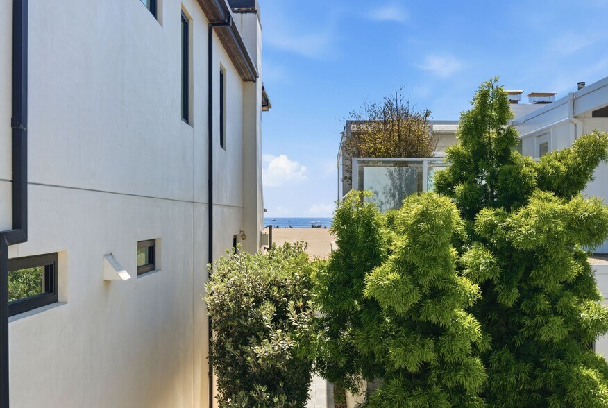 Building Photo - 1210 W Oceanfront