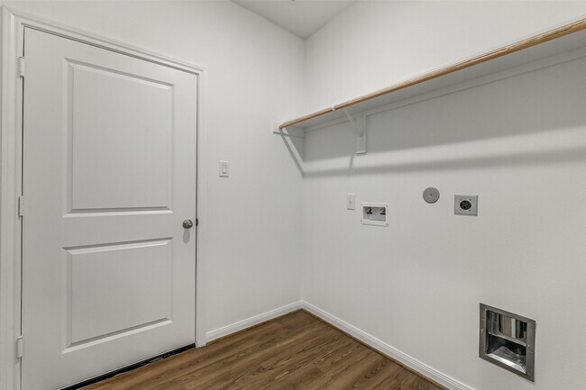 Building Photo - 13610 Pine Dr