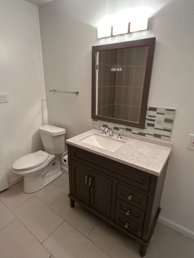 Building Photo - Recently Renovated 2 bedroom 1 bath Garden...