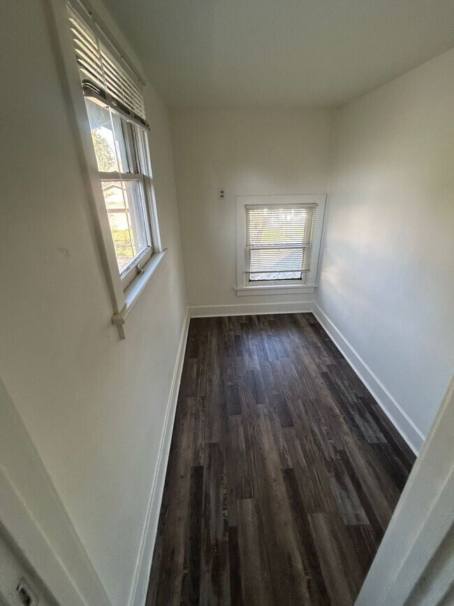 Building Photo - 1014 W 11th Ave