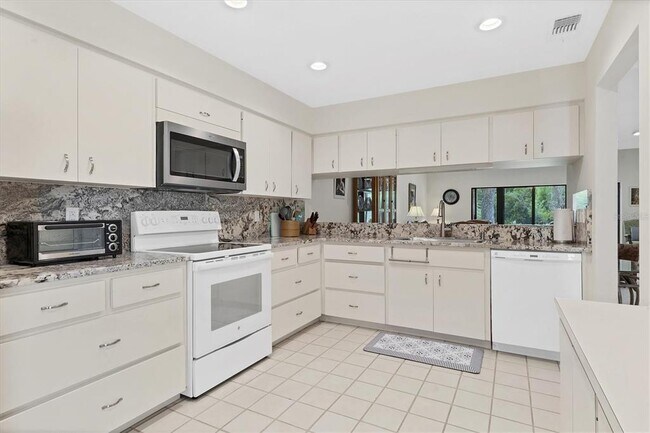 Building Photo - 3946 Wilshire Cir E