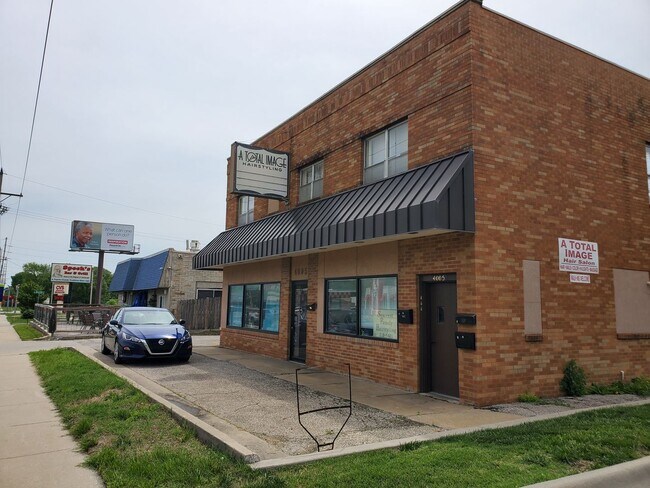 Primary Photo - Private loft apartment over barber shop ne...